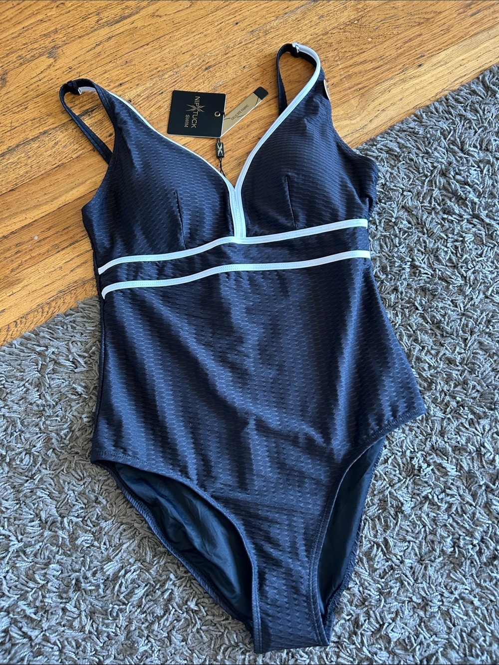 NWT NIPTUCK Aubrey Omega Textured One-Piece Swimsuit Black White Size 8